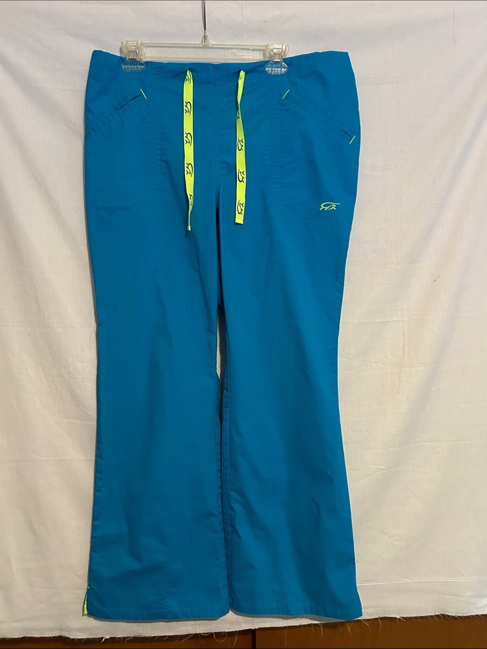 Iguana med Womens scrubs Drawstring  with Neon Accents
